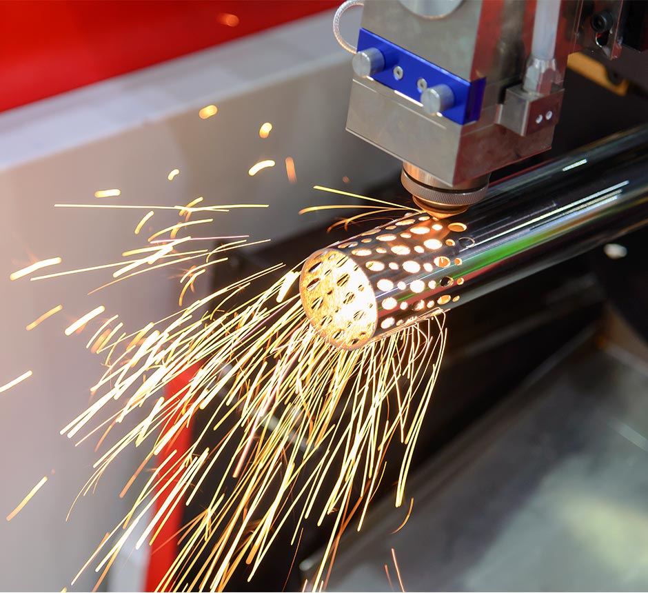 Machine performing laser cutting on a cylindrical pole